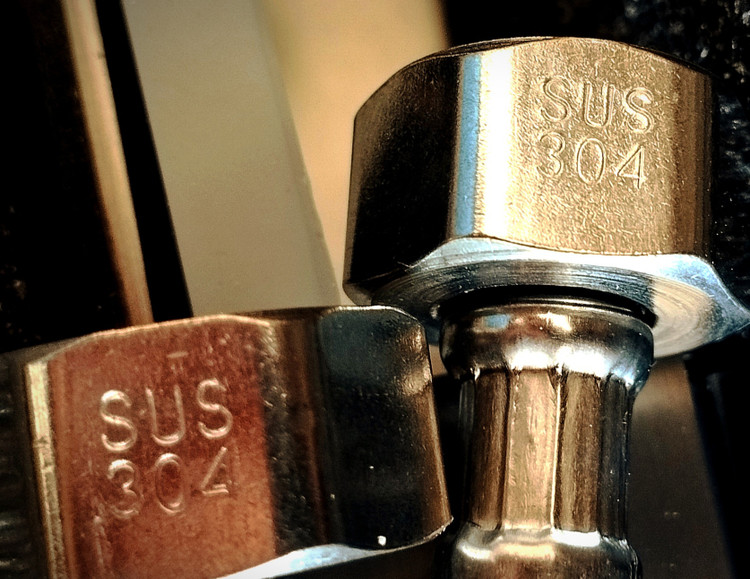 دوش حمام مدل پیانویی نمایشگردار دما تمام برنج _ برند هایشنگ اصلی کد 8099