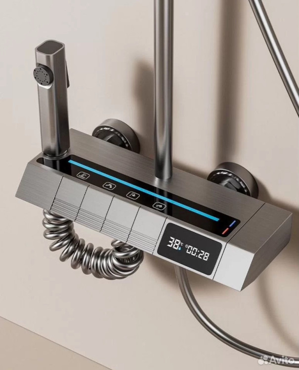 نمای نزدیک از پنل دوش نمایشگر دار