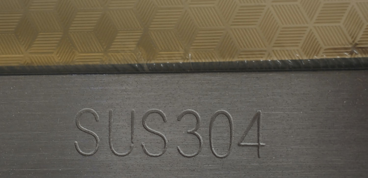 آرم نزدیک اصلی بودن سینک ظرفشویی پیانوی ۳۰۴