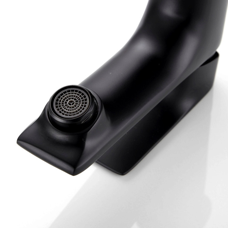 نمای نزدیک پایه ی شیر سرویس بهداشتی