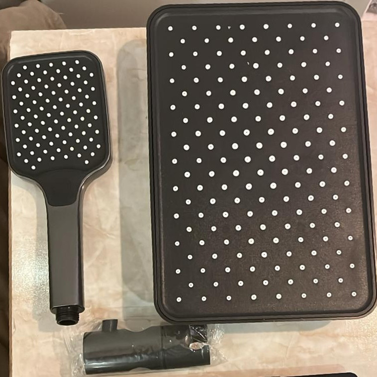 نمای بارانی و سر دوش تلفنی