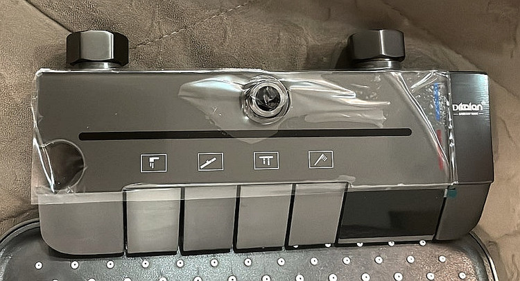 نمای نزدیک از پنل نمایشگر و خط ال ای دی